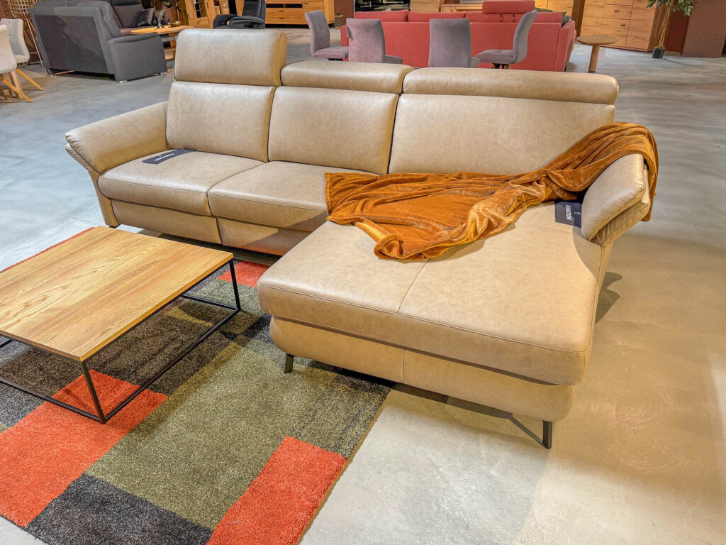 Moderne Eckgarnitur in beigefarbener Lederoptik mit verstellbaren Kopfst&uuml;tzen