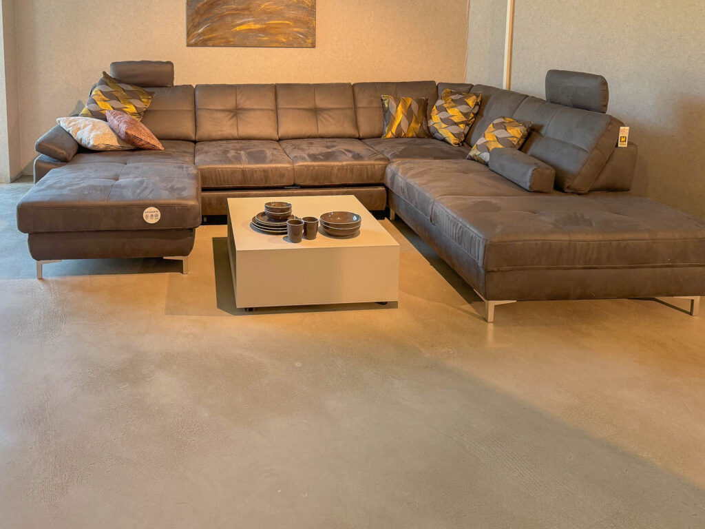 Gro&szlig;e Wohnlandschaft in anthrazitfarbenem Stoff mit verstellbaren Kopfst&uuml;tzen bei M&ouml;bel L&uuml;ckoff in Eschenburg.