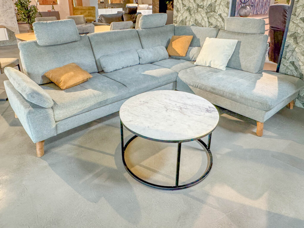 Komfort Eckgarnitur in Hellgrau mit verstellbaren Kopfst&uuml;tzen und Holzf&uuml;&szlig;en